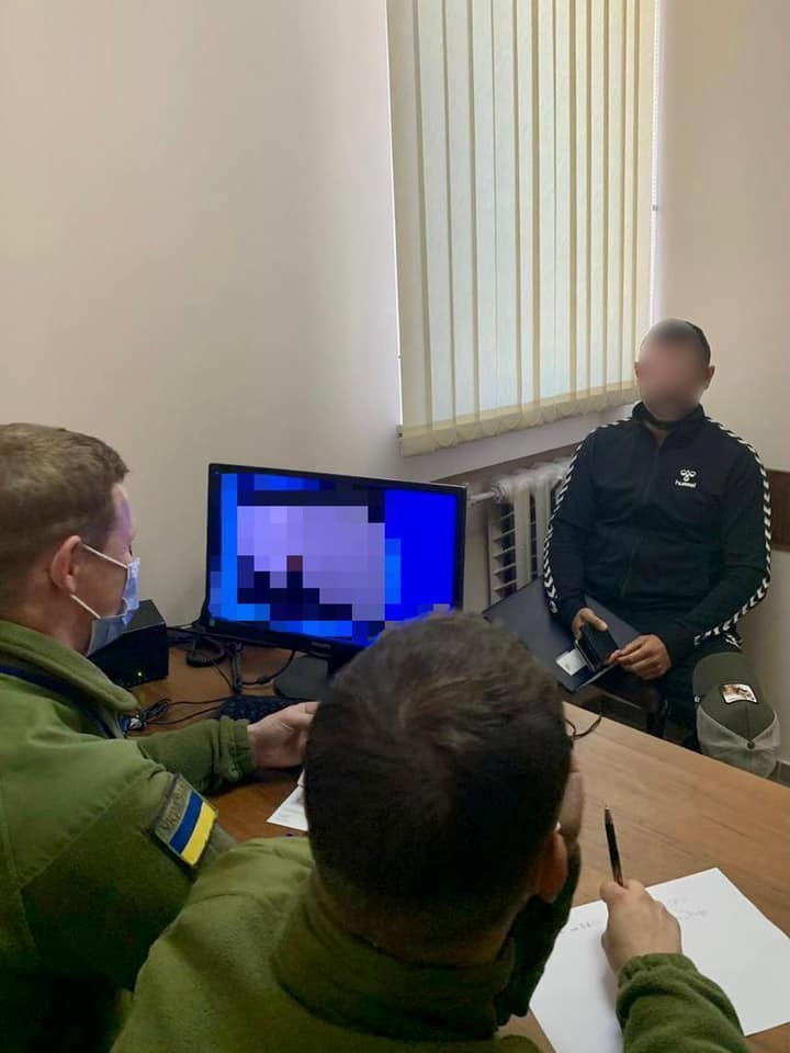 Лезут, как тараканы: в Украину не пустили известного блогера из "Дома-2"