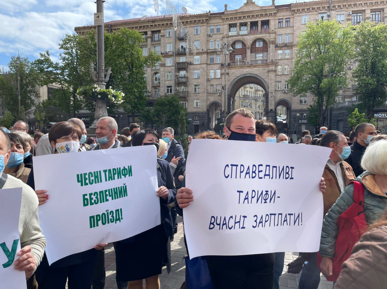 Профспілки транспортників вимагають під Київрадою підняти вартість проїзду до 25 грн