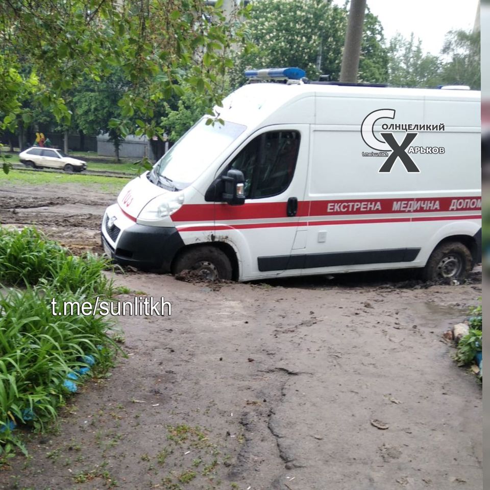 В Харькове скорая застряла в болоте: горожане в ярости (фото)