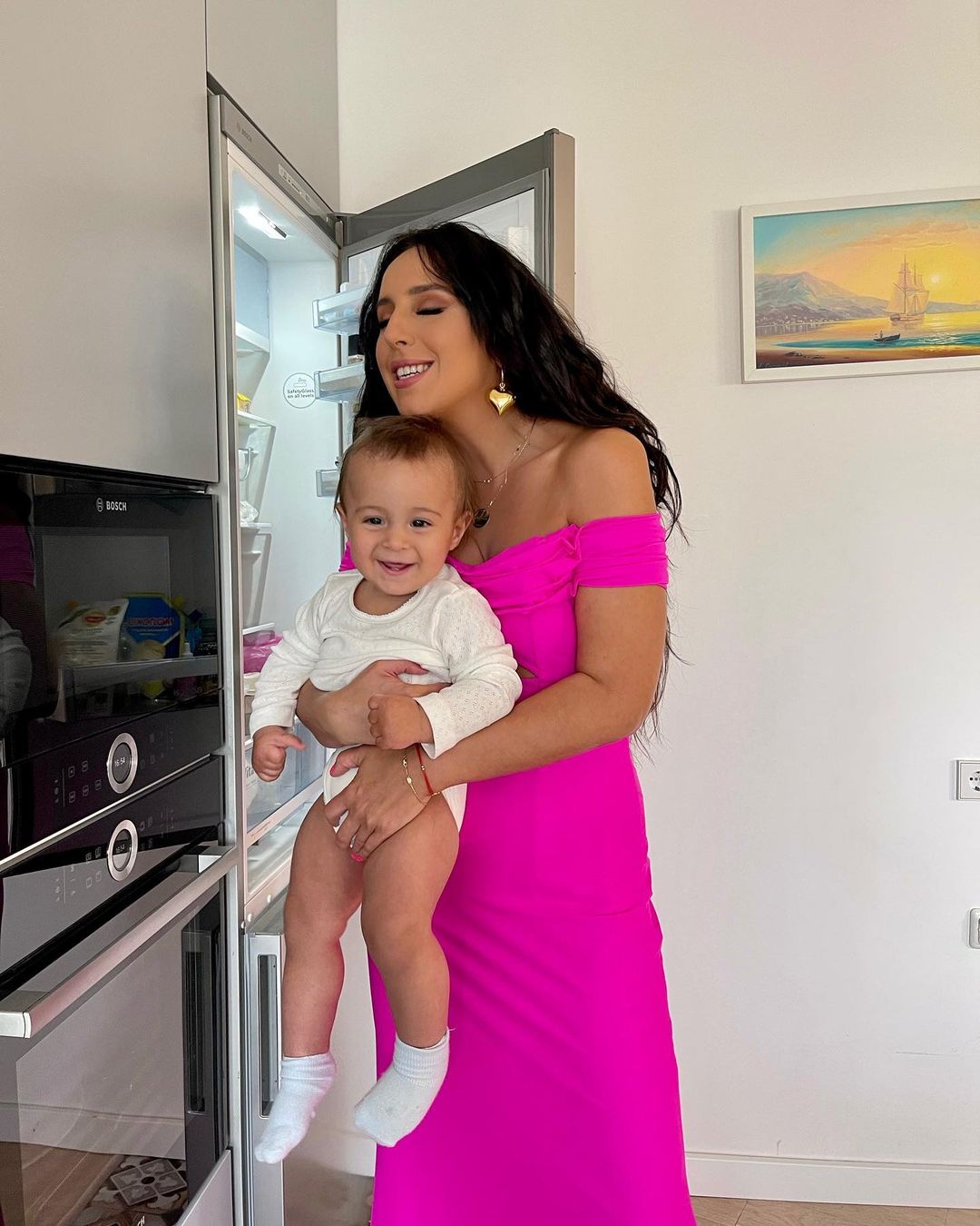 Карколомна: Джамала похвалилася схудлою фігурою в облягаючому платті