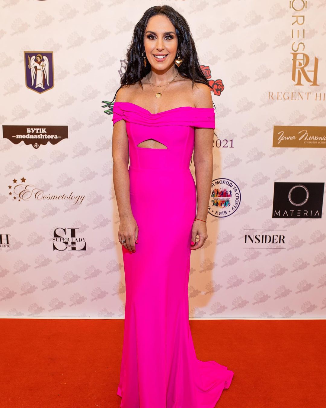 Карколомна: Джамала похвалилася схудлою фігурою в облягаючому платті