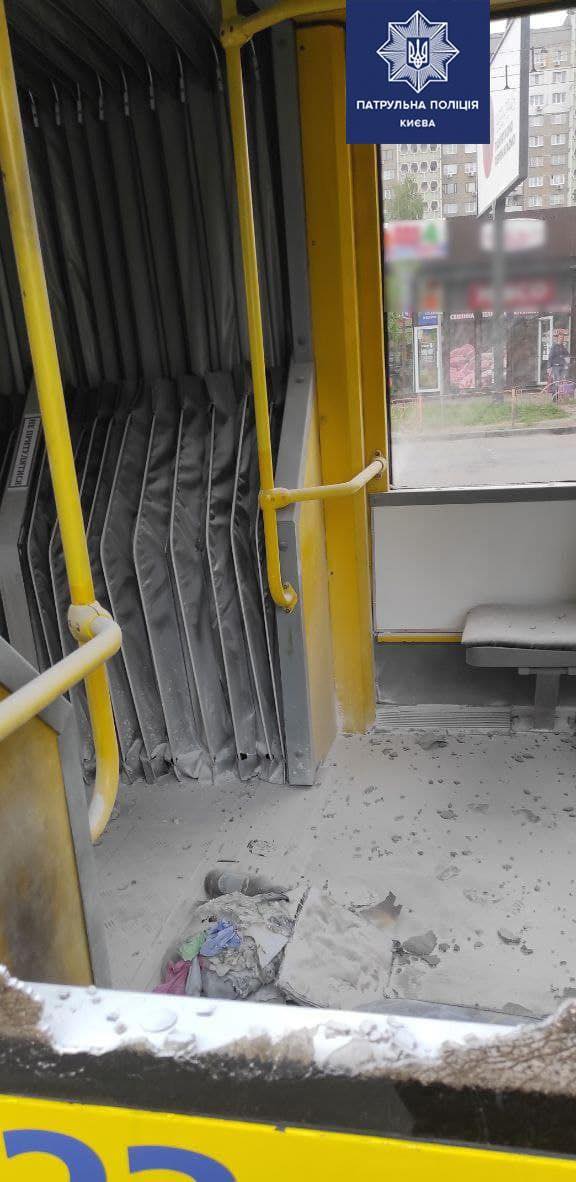 В Киеве на ходу загорелся троллейбус: причина очень удивит