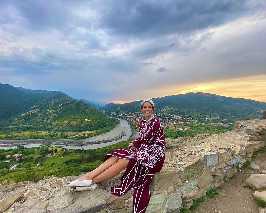 Вагітна Осадча в розкішній сукні заворожила барвистими фото з Грузії