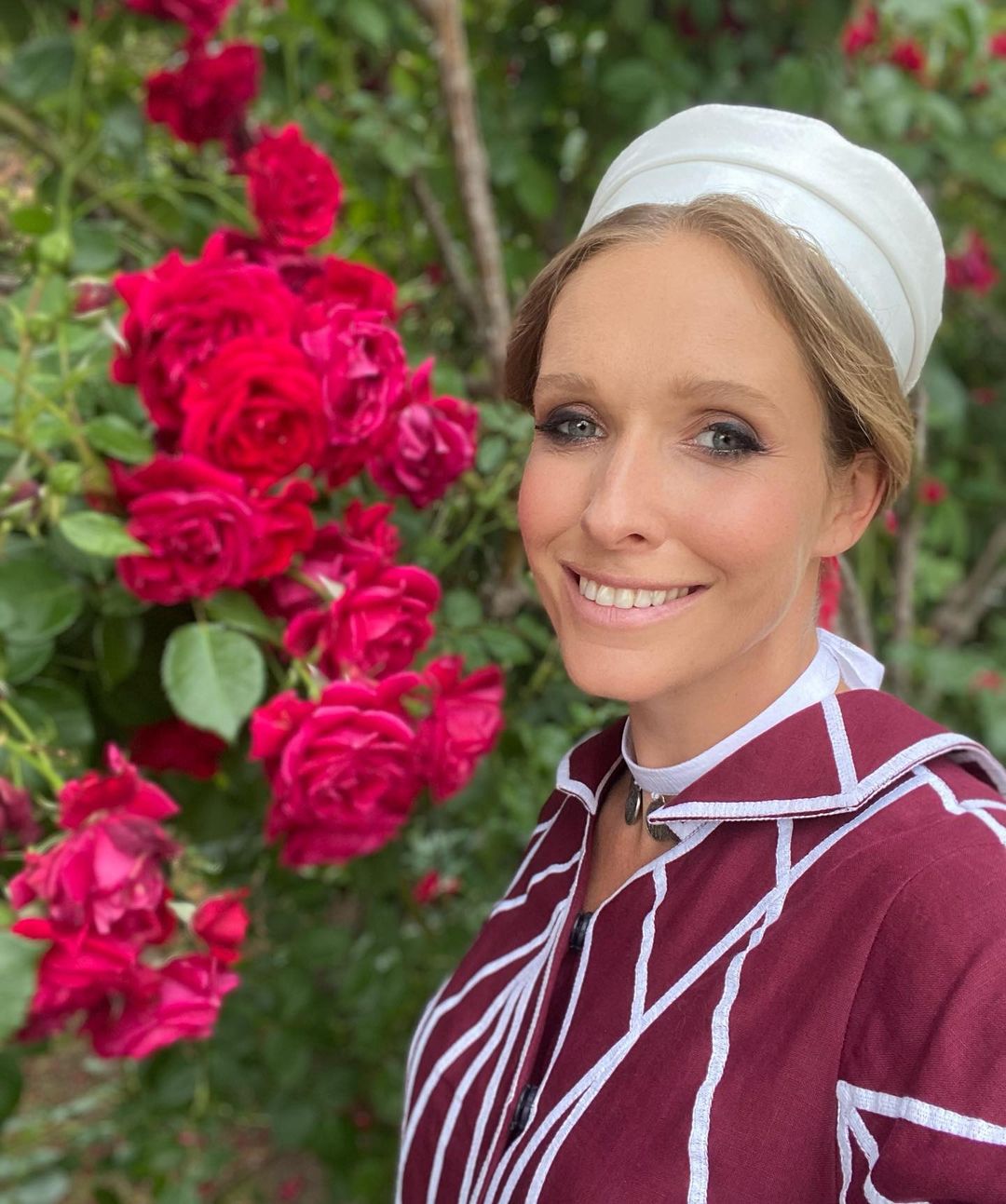 Вагітна Осадча в розкішній сукні заворожила барвистими фото з Грузії