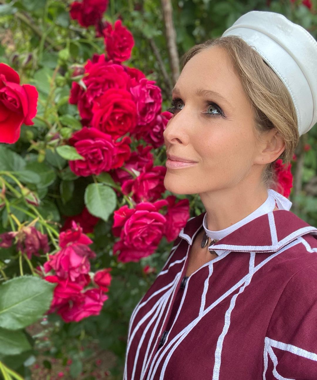 Вагітна Осадча в розкішній сукні заворожила барвистими фото з Грузії