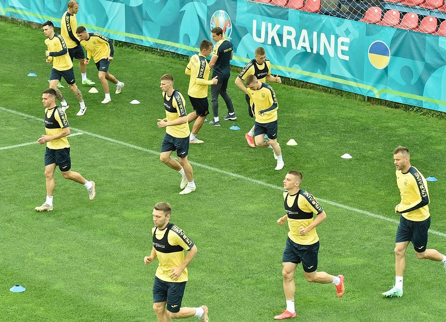 Україна на Євро: скандал з формою, матчі в Бухаресті та Амстердамі, шанси вийти в плей-офф