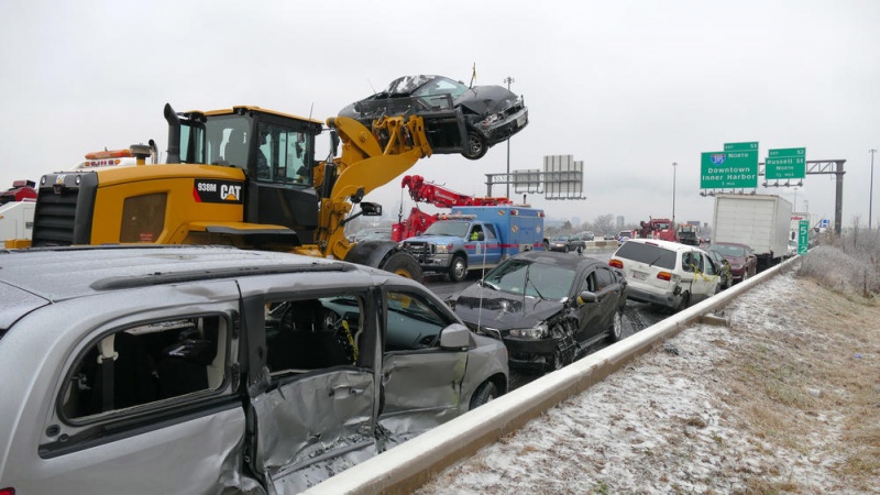 В США из-за взрыва бензовоза на шоссе пострадали 67 автомобилей