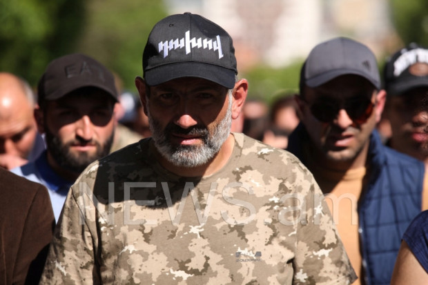 Учасники протестів в Єревані попрямували до меморіалу "Цицернакаберд"