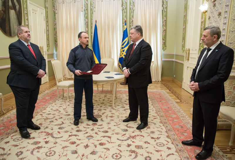 Порошенко передав орден Героя України брату загиблого у Криму активіста