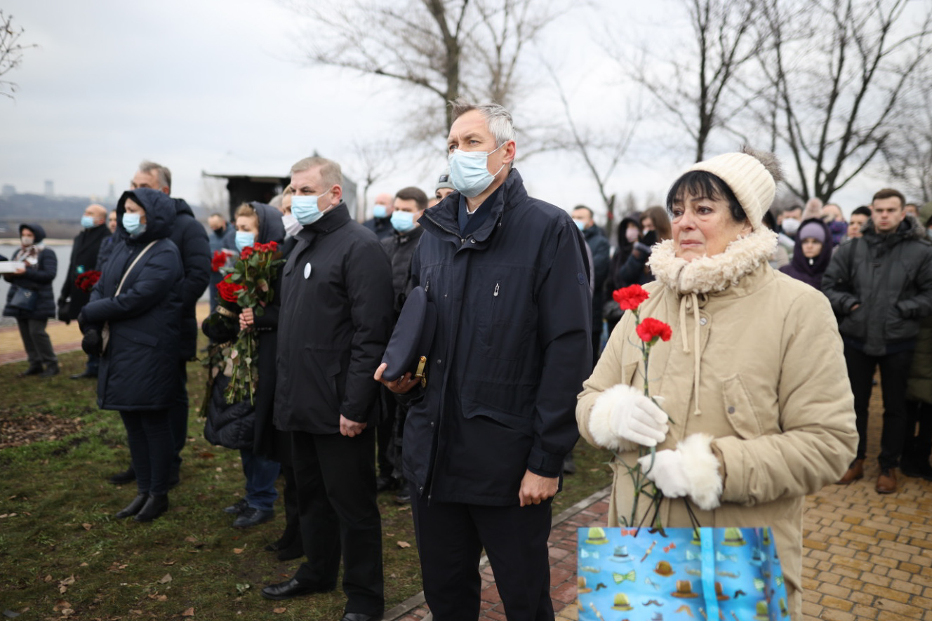 Ставали на коліна і плакали: у Києві вшанували пам'ять українців, загиблих на борту МАУ в Ірані