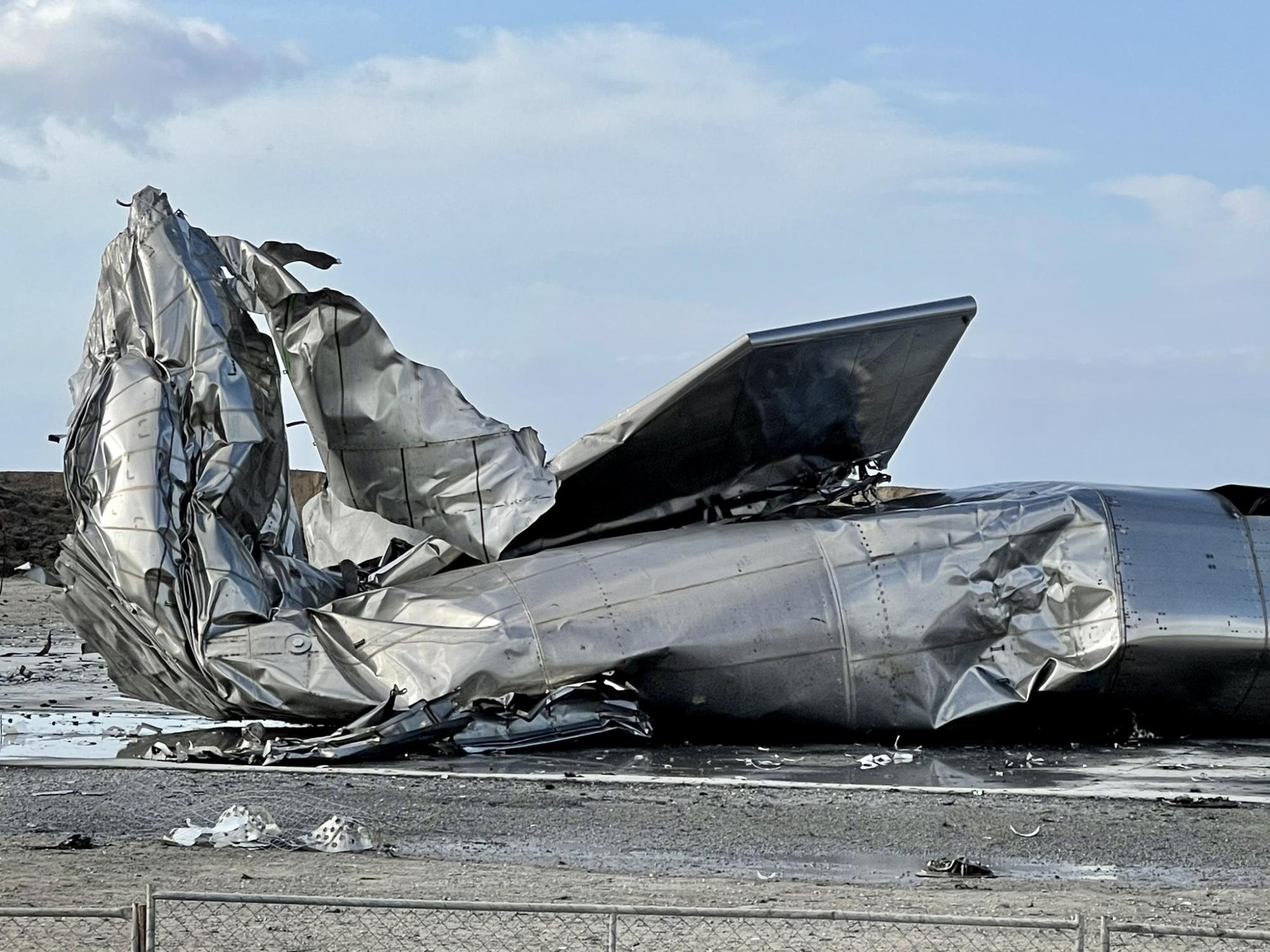 У мережі показали уламки космічного корабля Маска що вибухнув