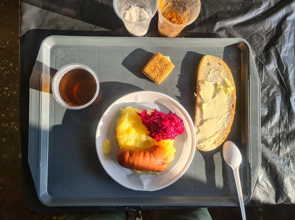 Йогурти, банани і навіть хот-доги: офіцер показав, як насправді годують військових ЗСУ (багато фото)