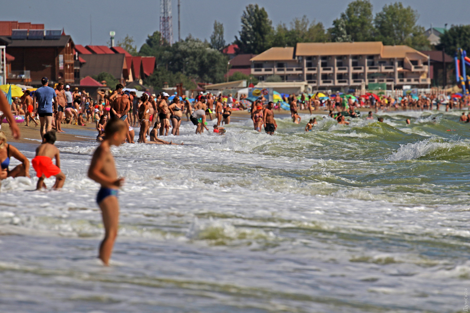На пляжах під Одесою натовп туристів і жодного карантину: з'явилися фото