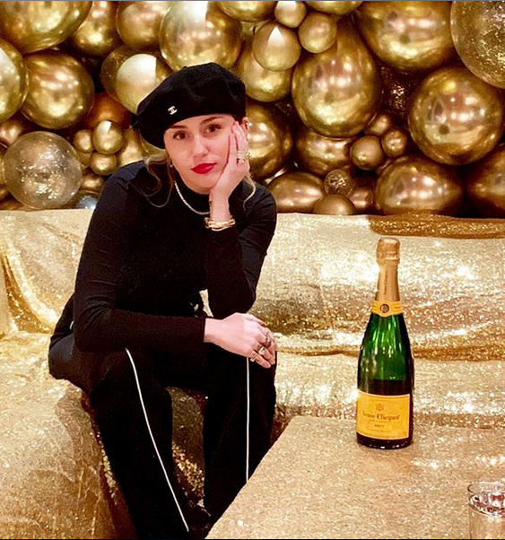 Взялась за старое: Майли Сайрус удивила развязными новогодними фото