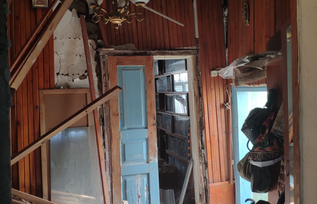 В Мариуполе взрывом снесло часть жилого дома