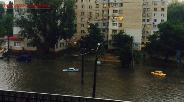 Автомобили добирались "вплавь": Одессу затопило ливнем. Видео