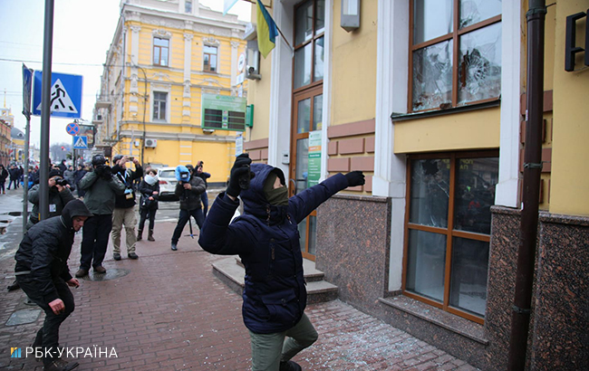 У Києві трощили вікна "Ощадбанку", "Альфа-Банку" і "Росспівробітництва"