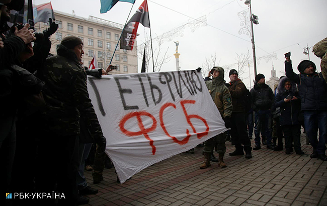 У Києві трощили вікна "Ощадбанку", "Альфа-Банку" і "Росспівробітництва"