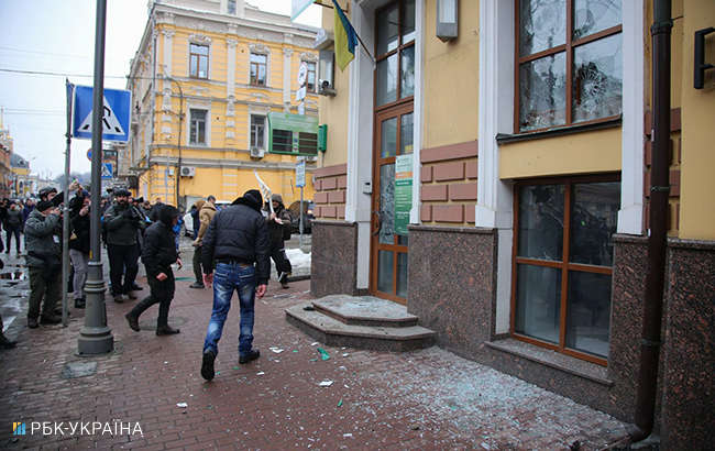 У Києві трощили вікна "Ощадбанку", "Альфа-Банку" і "Росспівробітництва"