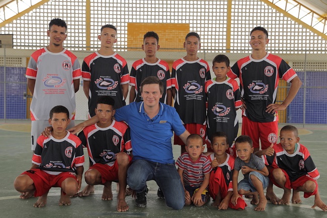 Дмитро Комаров подарував автобус футбольній команді: яскраві фото