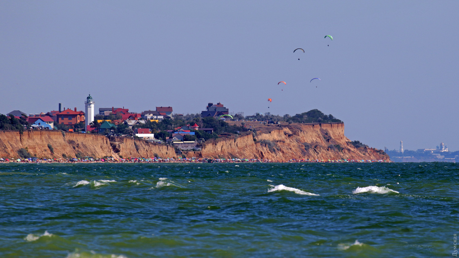На пляжах під Одесою натовп туристів і жодного карантину: з'явилися фото