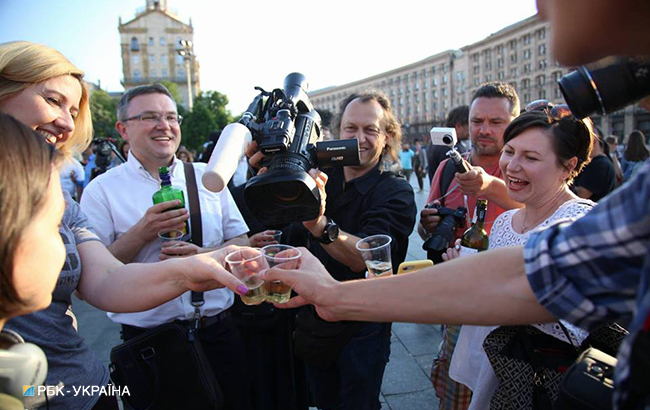 На Майдане празднуют "воскресение" Бабченко