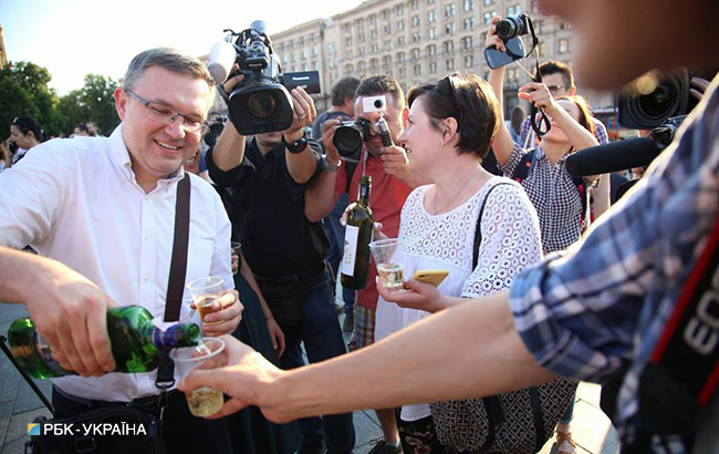 На Майдане празднуют "воскресение" Бабченко