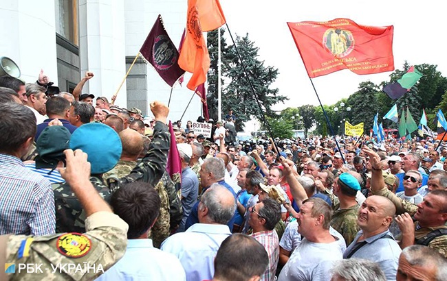 В Верховную раду около часа не пускают журналистов