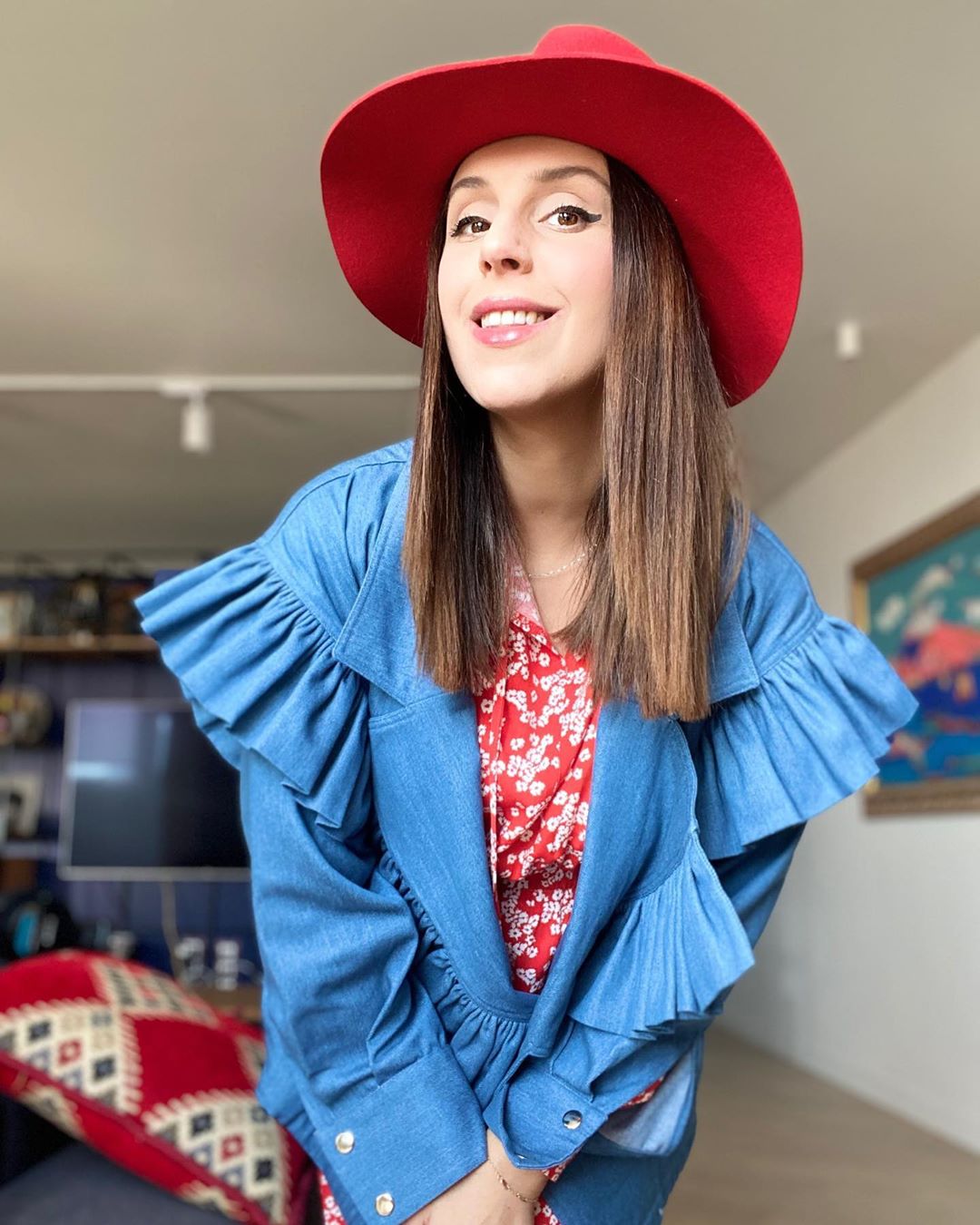 Неймовірно красива: Джамала в червоному платті і капелюшку показала "карантинну моду"