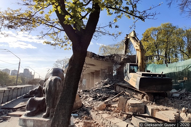 Київський зоопарк почали ламати бульдозерами: відео руйнування епохи