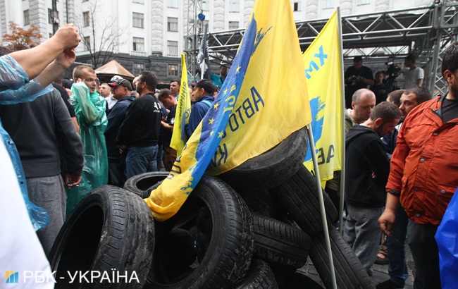 Під Радою триває мітинг власників автомобілів на єврономерах (трансляція)