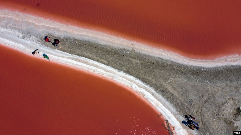 У Криму знамените озеро стало яскраво-рожевого кольору: видовищні фото