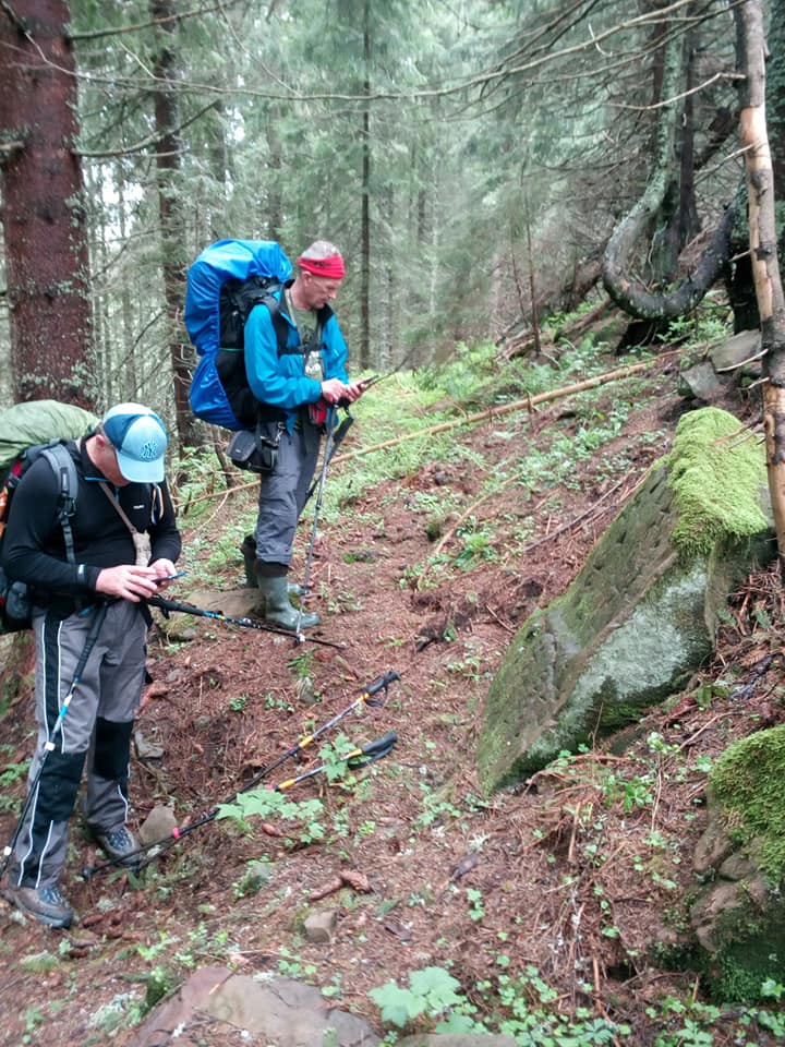 У Карпатах туристи натрапили на загадкові наскельні малюнки: терміново треба викликати Дена Брауна