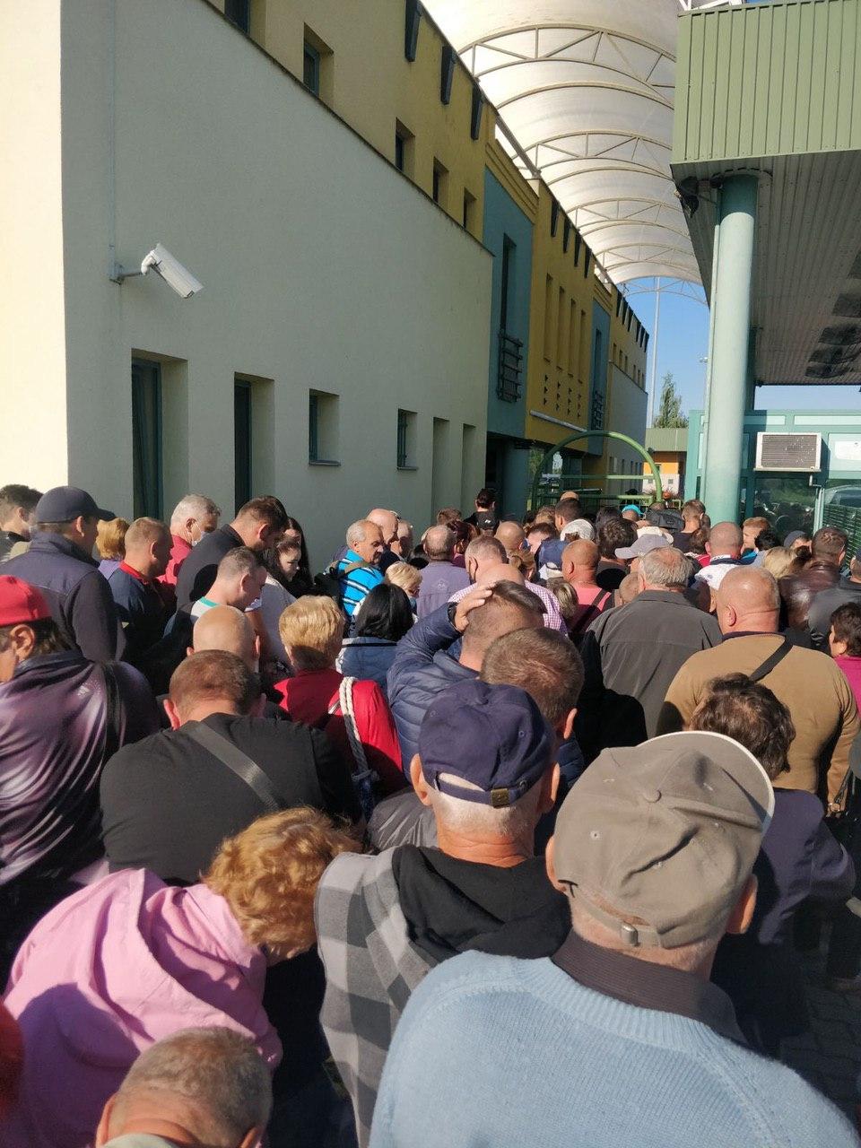 Без масок и дистанции: на границе с Венгрией образовались толпы людей