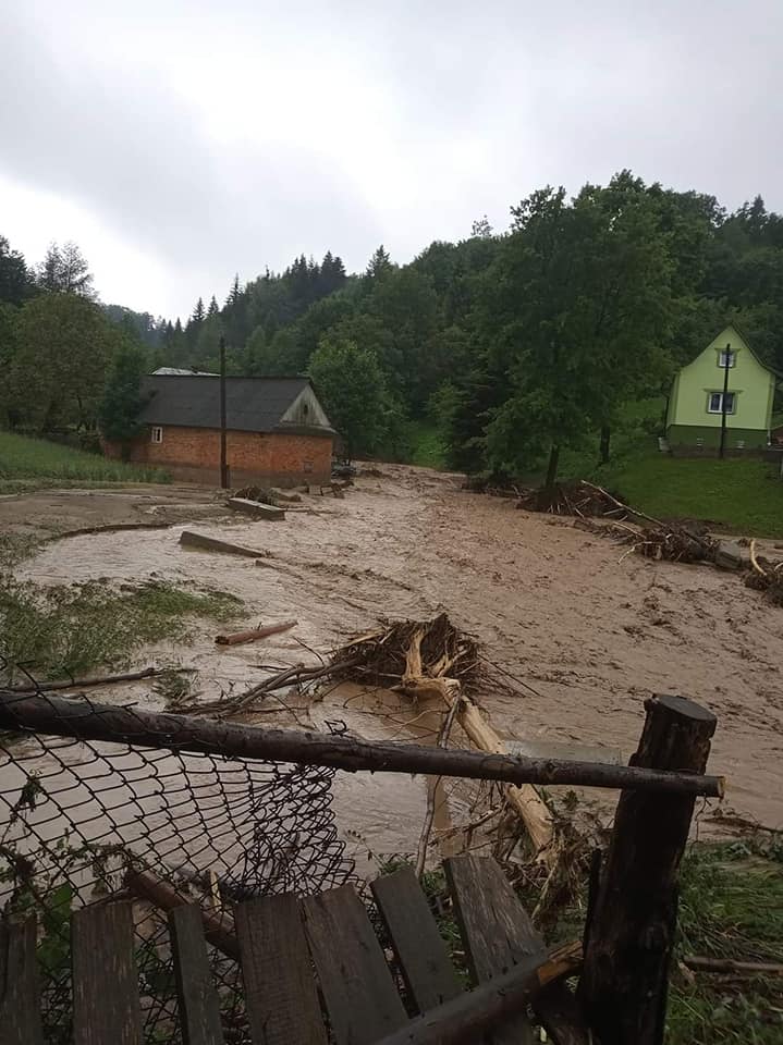 На Прикарпатті розгорівся скандал через грошову допомогу після повені