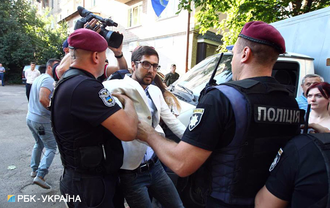 Біля Лук'янівського СІЗО сталася штовханина за участю спікера заступника голови Мін'юсту