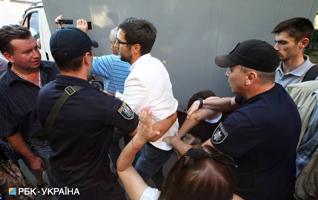 Біля Лук'янівського СІЗО сталася штовханина за участю спікера заступника голови Мін'юсту