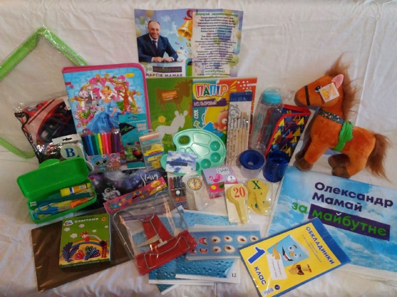 1 вересня першокласників задарували агітаційною продукцією: українці в люті