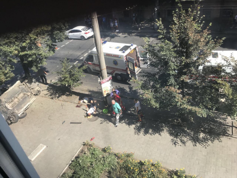 В Сумах авто полиции вылетело на тротуар и сбило пешеходов