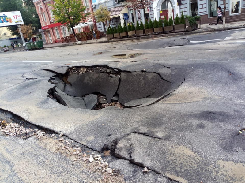 В Киеве на ул. Антоновича из-за непогоды провалился асфальт, движение перекрыто