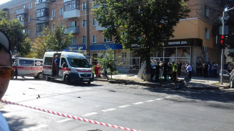 В Сумах авто полиции вылетело на тротуар и сбило пешеходов