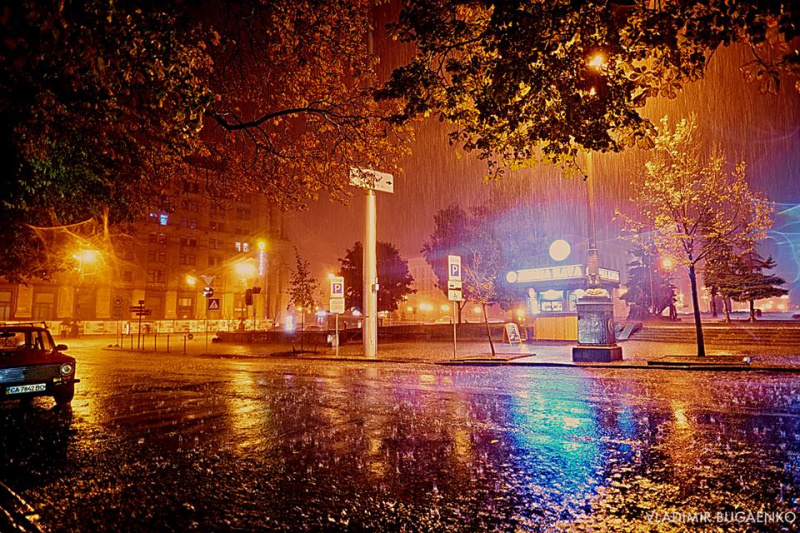 В Киеве сильный ливень затопил центр города