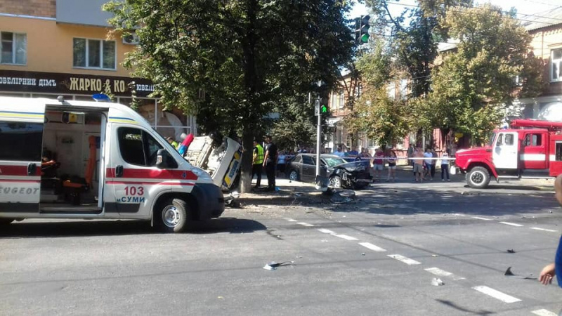 В Сумах авто полиции вылетело на тротуар и сбило пешеходов