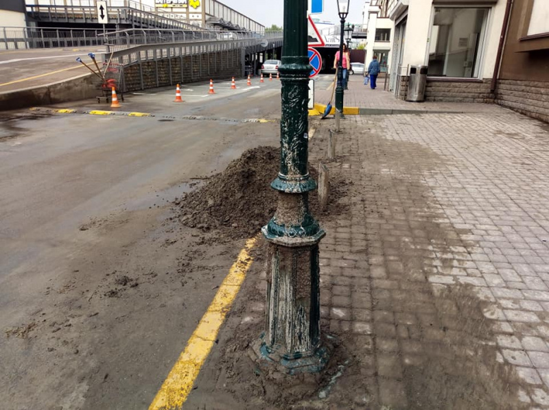 В Киеве на ул. Антоновича из-за непогоды провалился асфальт, движение перекрыто