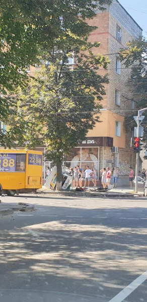 В Сумах авто полиции вылетело на тротуар и сбило пешеходов