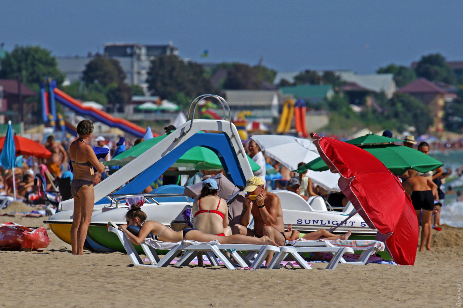 На пляжах під Одесою натовп туристів і жодного карантину: з'явилися фото