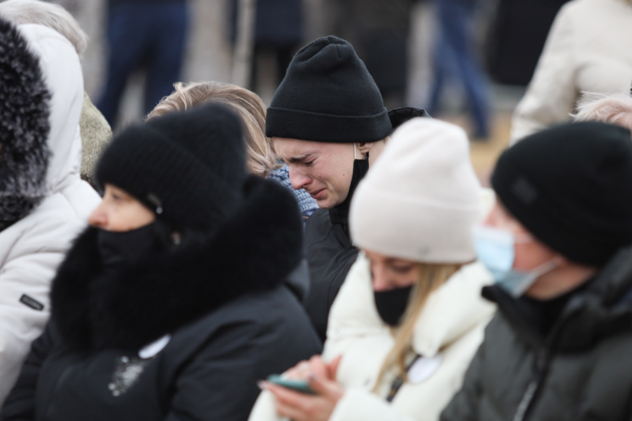 Ставали на коліна і плакали: у Києві вшанували пам'ять українців, загиблих на борту МАУ в Ірані