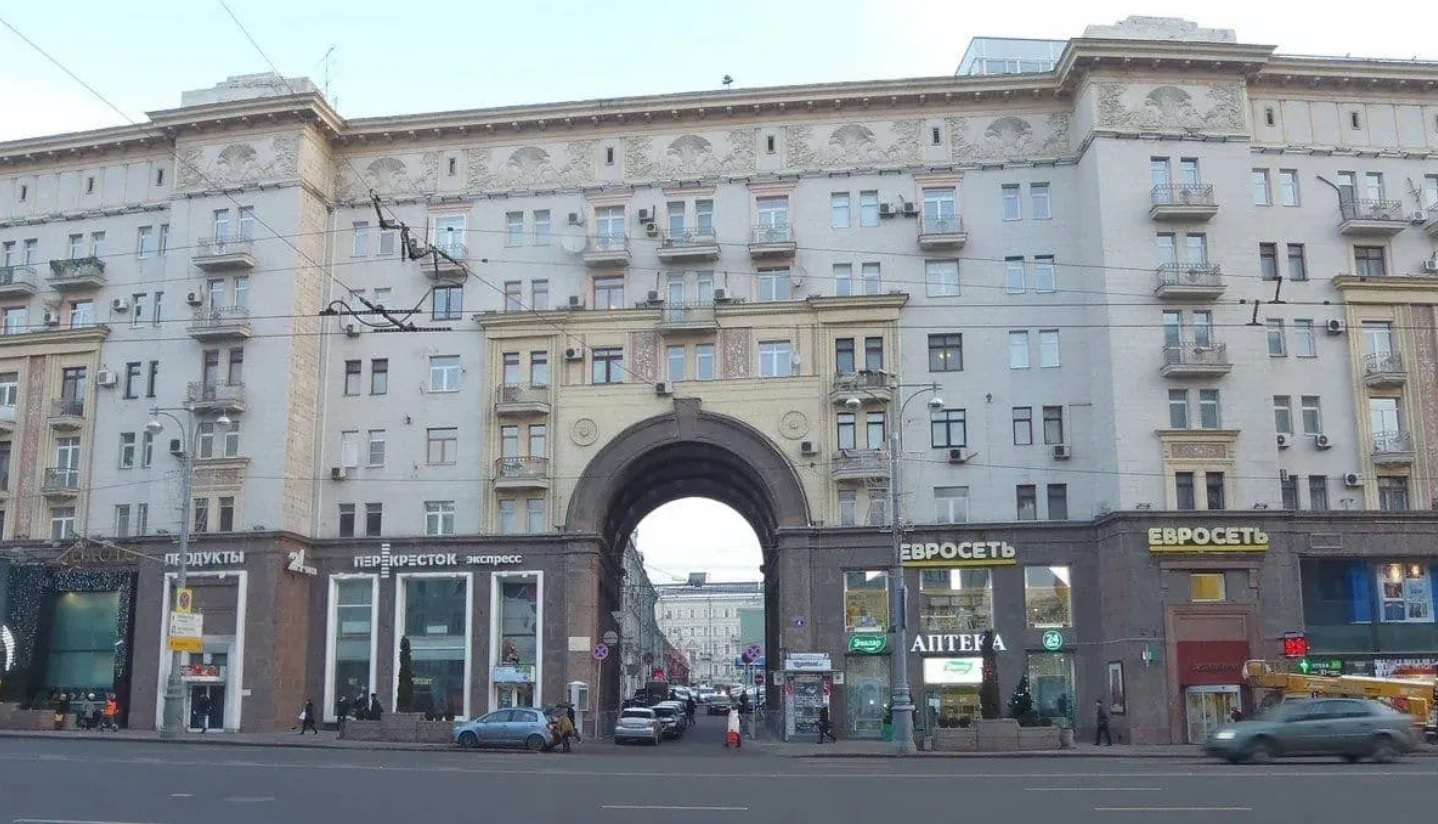 Стало известно, кто получит наследство Романа Виктюка