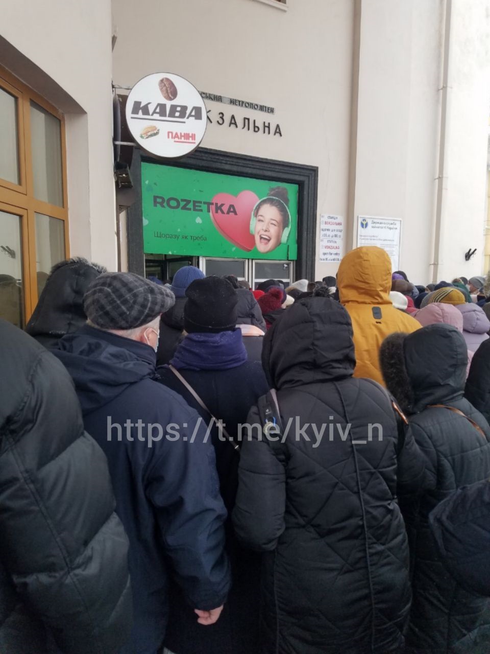В метро Киева - новый коллапс: фото огромных очередей