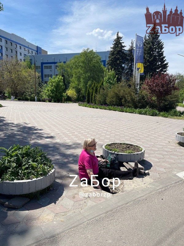 В Запорожье женщина провалилась под землю возле больницы: пришлось вызывать спасателей